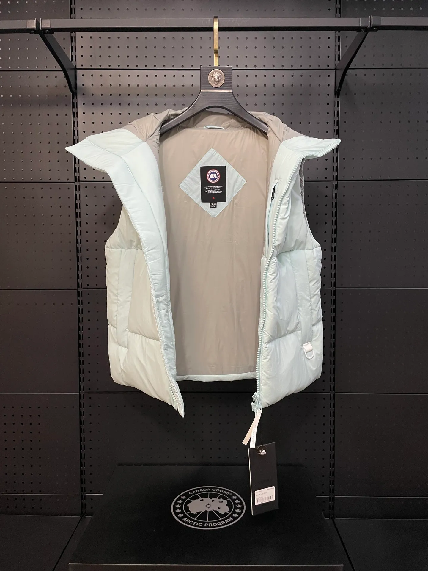 P500 Style No.: Y108 Melt Water Blue Top Pure Quality White Label Capsule Vest Vest for Couples Design Concept: New limited edition white label vest, same style for men and women, filled with 625 fill white goose down, and the fabric has a satin feel. Suitable for wearing in spring and autumn in various cities, this round neck design is classic and versatile, and has good thermal insulation effect! Fabric + Features: Fabric: 85% polyester, 15% cotton, windproof and waterproof Lining: 100% polyester, windproof and waterproof Filling: 80% pure white duck down, 20% pure white feather Fill power: 625 Care instructions: Dry clean Pockets: Straight insert + diagonal insert Pocket Zipper: Genuine ykk two-way entrance zipper tei temperature and feeling index 1: lightweight minus 5 degrees to 5 degrees. Technology: The fabric is made of cordura polyamide fabric, which is a new functional fabric and a leading technology product. The durability is 2 times higher than ordinary nylon fabric. Wear resistance, strong tear resistance, good hand feel and good color.   The liner is filled with imported 625 fill power 80 white duck down, and the liner is reinforced with anti-runaway velvet liner. The fly on the front center fly is designed with snap buttons to prevent ventilation and rain. Whether it is hiking, urban walking or polar exploration, this style can help you find the Canada Goose vest that suits your body, activities and lifestyle. Size: XS-XL